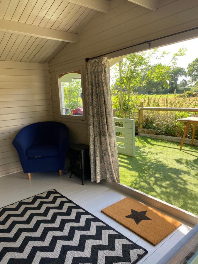 Holly Tree Cottage - 3 Bedrooms And Large Garden With Optional Glamping Double Outside Lymington Exterior foto